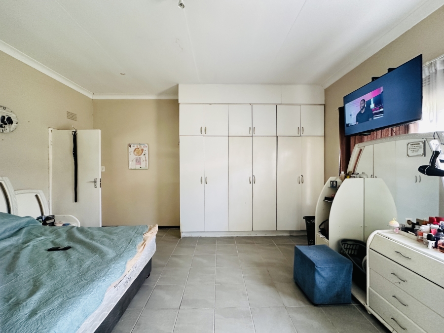 6 Bedroom Property for Sale in Parkhill Gardens Gauteng