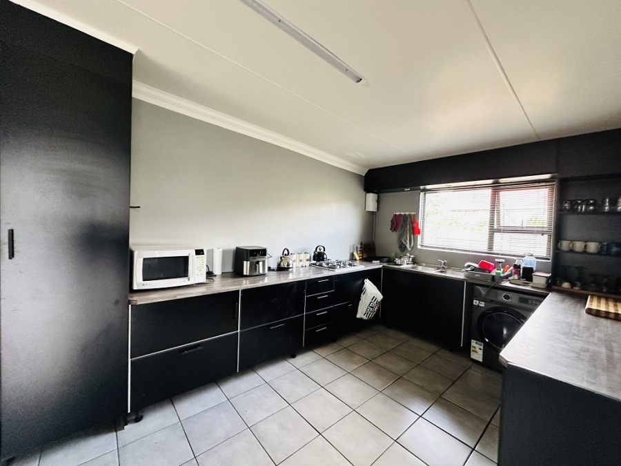 6 Bedroom Property for Sale in Parkhill Gardens Gauteng