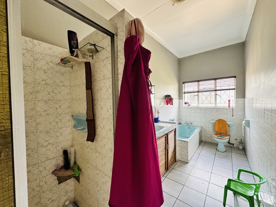 6 Bedroom Property for Sale in Parkhill Gardens Gauteng