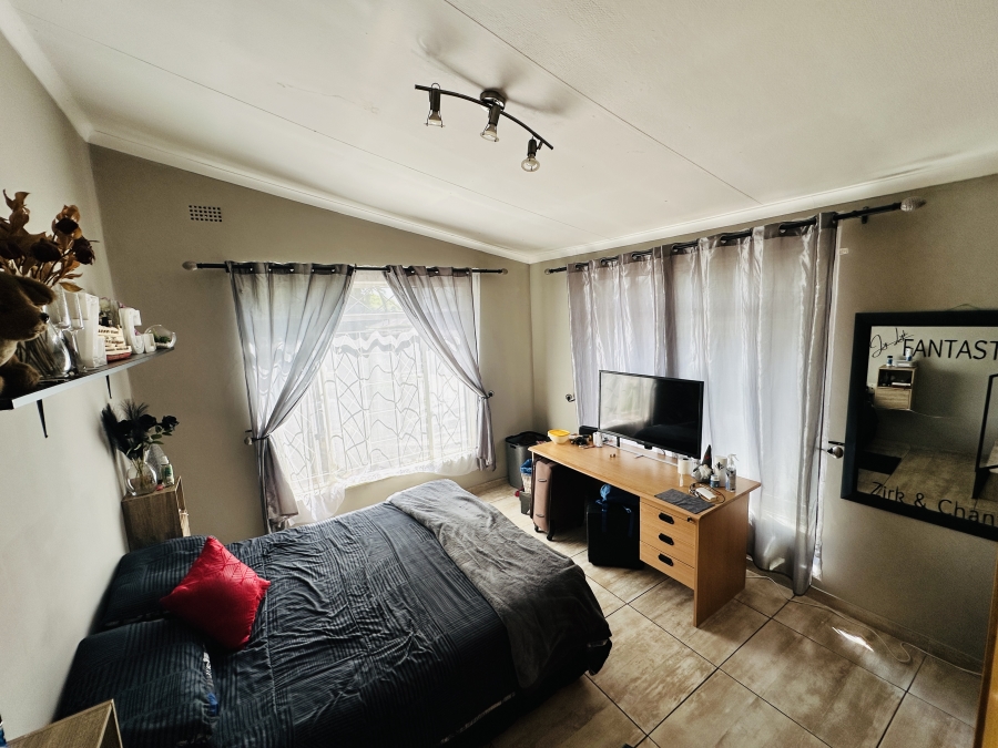 6 Bedroom Property for Sale in Parkhill Gardens Gauteng