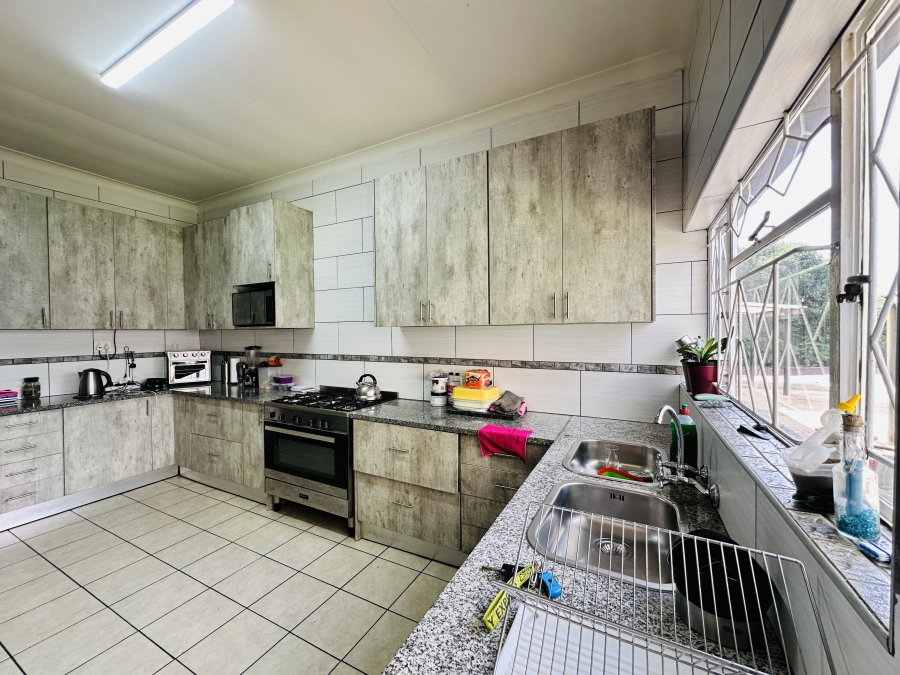 6 Bedroom Property for Sale in Parkhill Gardens Gauteng