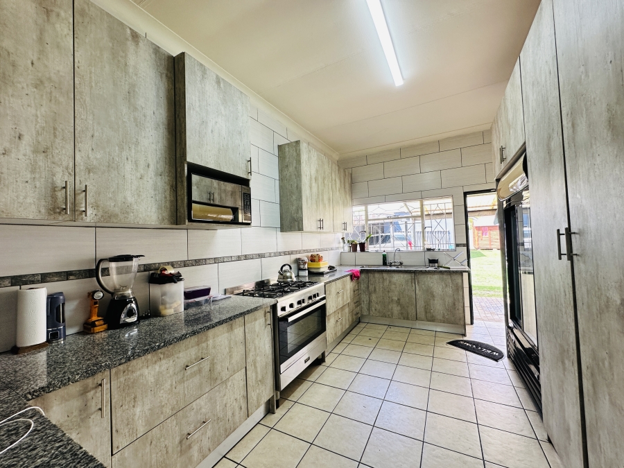 6 Bedroom Property for Sale in Parkhill Gardens Gauteng