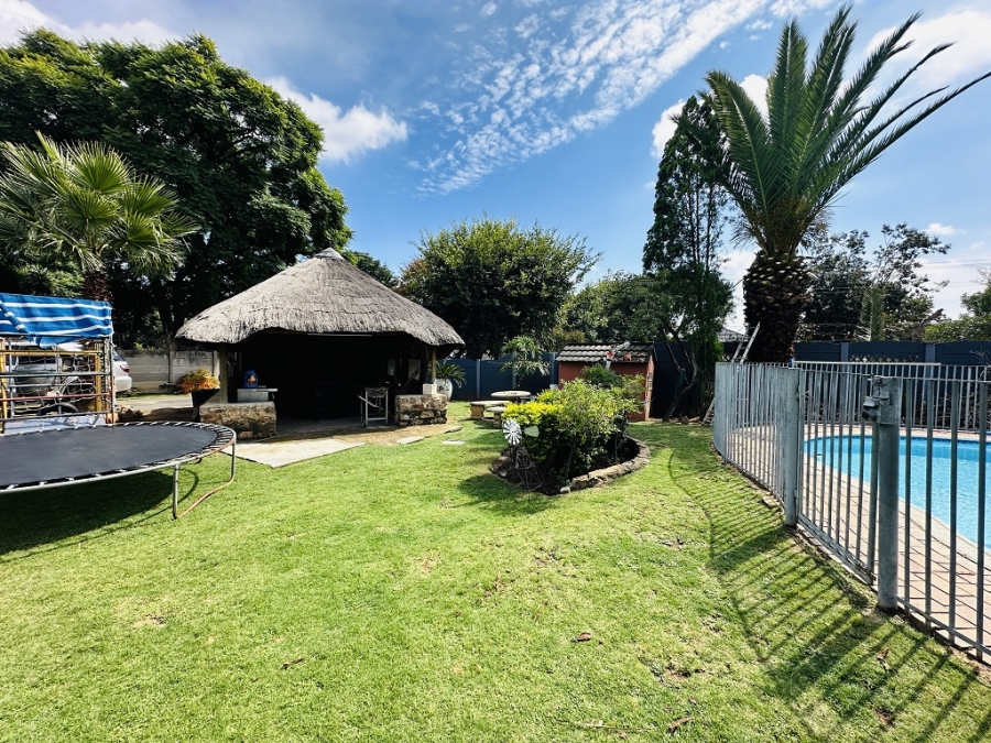 6 Bedroom Property for Sale in Parkhill Gardens Gauteng