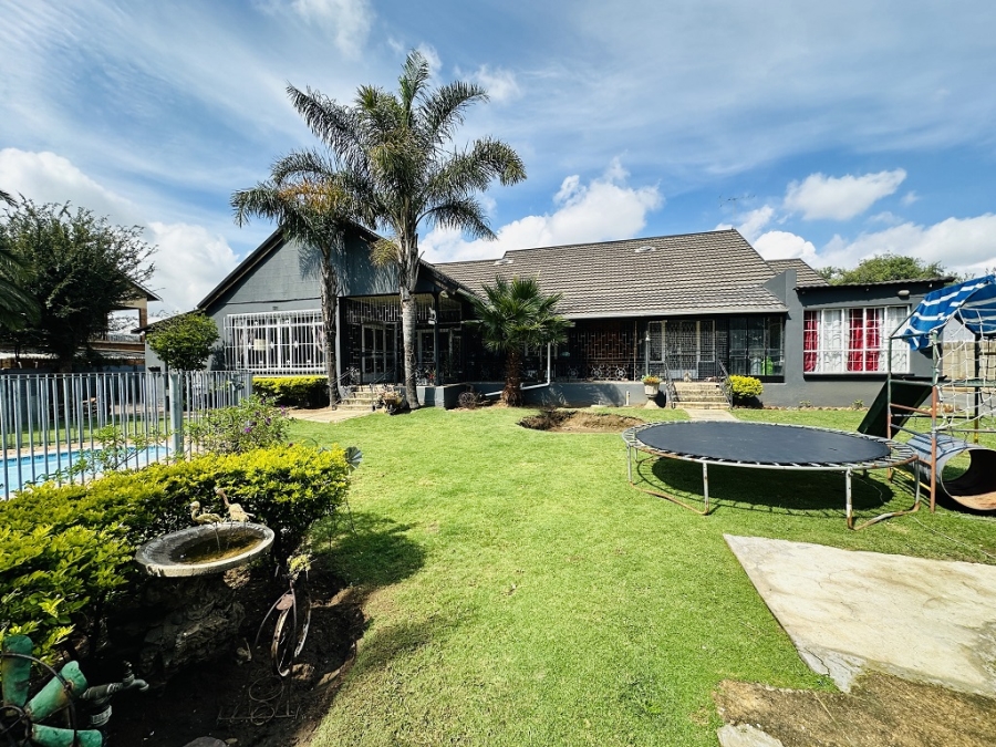 6 Bedroom Property for Sale in Parkhill Gardens Gauteng