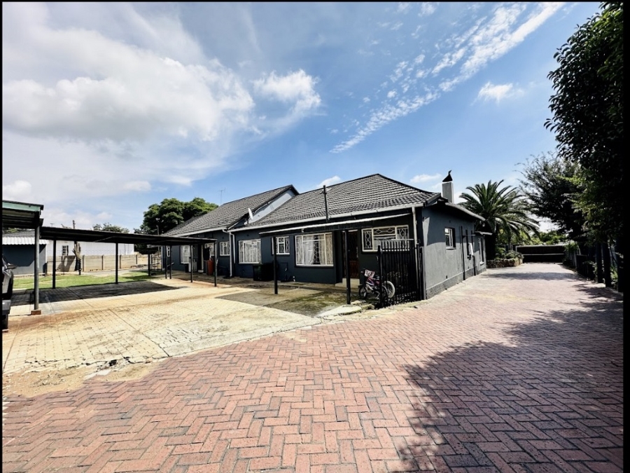 6 Bedroom Property for Sale in Parkhill Gardens Gauteng