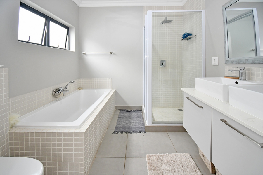 To Let 3 Bedroom Property for Rent in Broadacres Gauteng