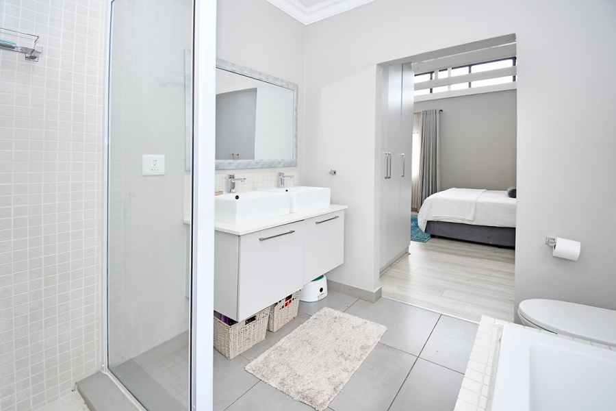 To Let 3 Bedroom Property for Rent in Broadacres Gauteng