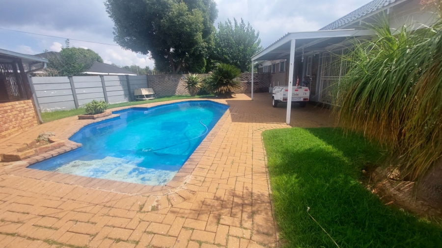 3 Bedroom Property for Sale in Helikonpark Gauteng