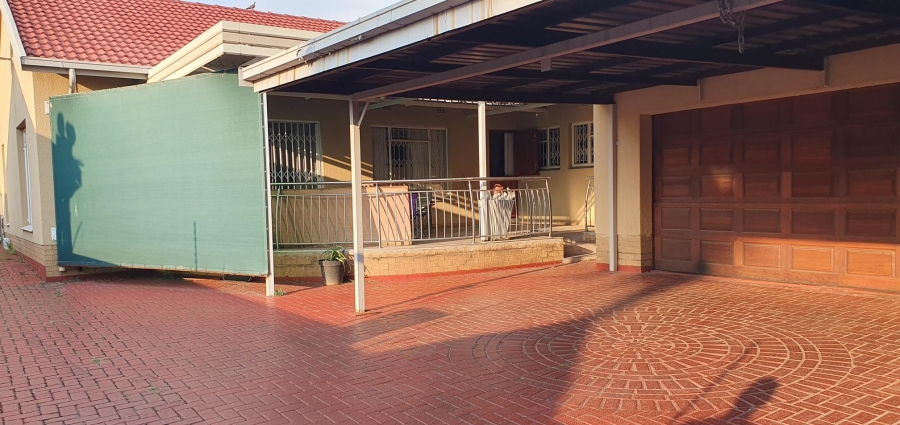To Let 4 Bedroom Property for Rent in Verwoerdpark Gauteng
