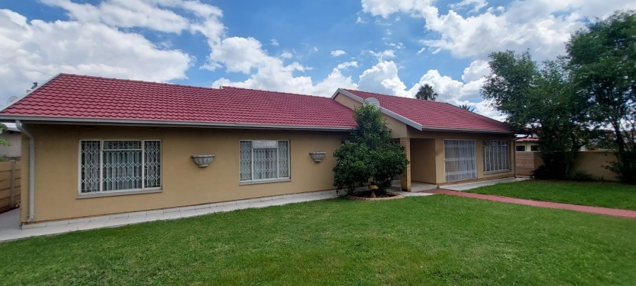 To Let 4 Bedroom Property for Rent in Verwoerdpark Gauteng