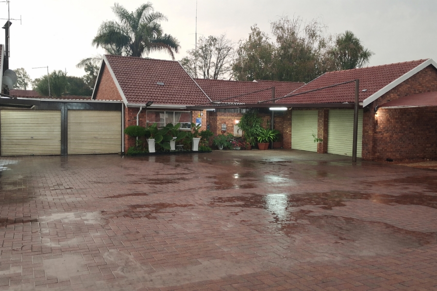 3 Bedroom Property for Sale in Dunnottar Gauteng