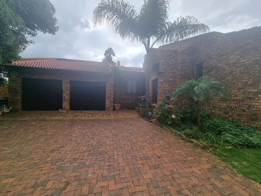 4 Bedroom Property for Sale in Rooihuiskraal Gauteng