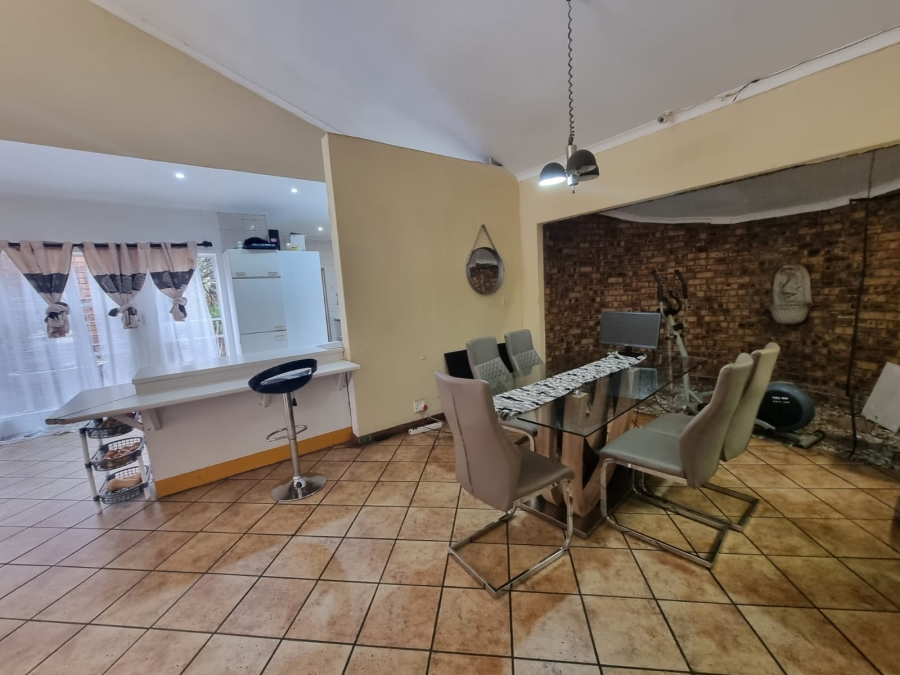 4 Bedroom Property for Sale in Rooihuiskraal Gauteng