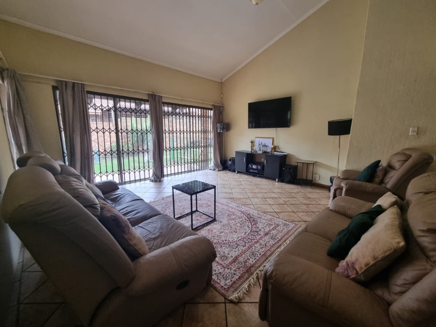 4 Bedroom Property for Sale in Rooihuiskraal Gauteng