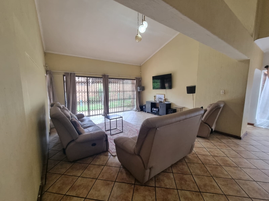4 Bedroom Property for Sale in Rooihuiskraal Gauteng