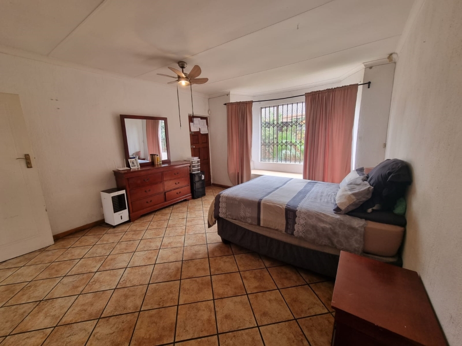 4 Bedroom Property for Sale in Rooihuiskraal Gauteng