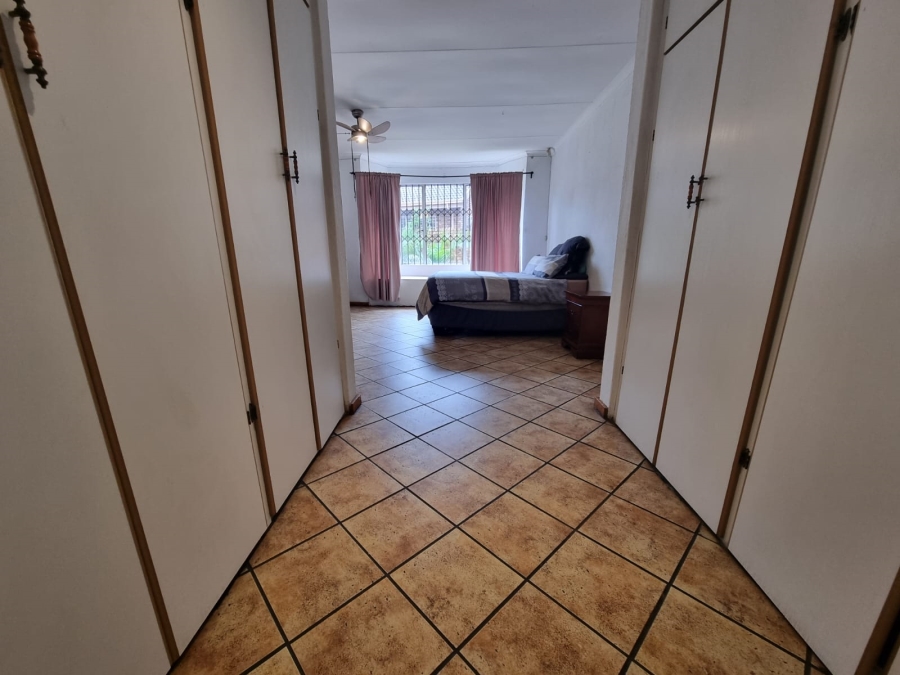 4 Bedroom Property for Sale in Rooihuiskraal Gauteng