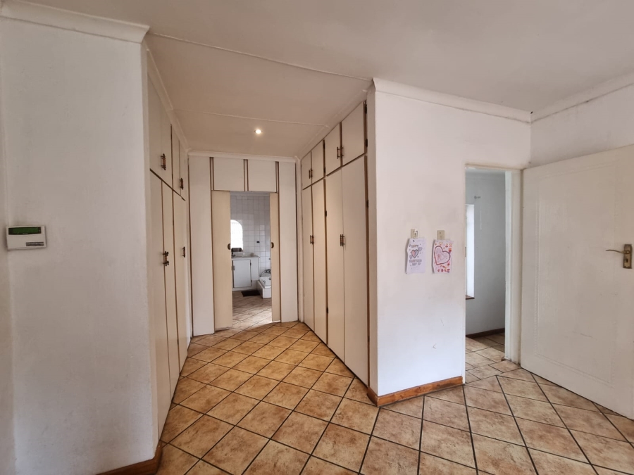 4 Bedroom Property for Sale in Rooihuiskraal Gauteng