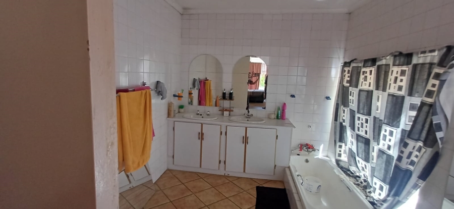 4 Bedroom Property for Sale in Rooihuiskraal Gauteng