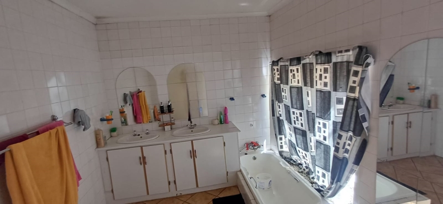 4 Bedroom Property for Sale in Rooihuiskraal Gauteng