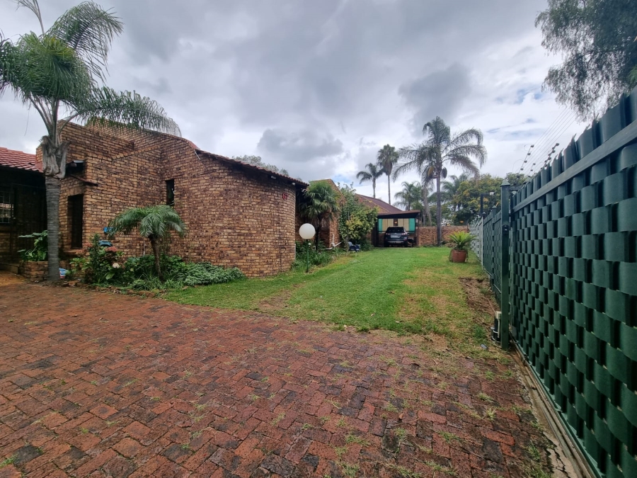 4 Bedroom Property for Sale in Rooihuiskraal Gauteng