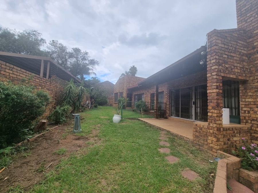 4 Bedroom Property for Sale in Rooihuiskraal Gauteng