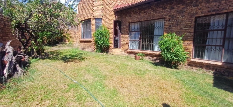 4 Bedroom Property for Sale in Rooihuiskraal Gauteng