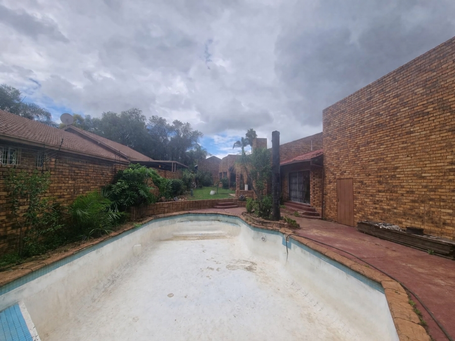 4 Bedroom Property for Sale in Rooihuiskraal Gauteng