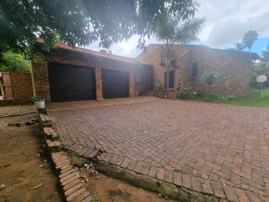 4 Bedroom Property for Sale in Rooihuiskraal Gauteng