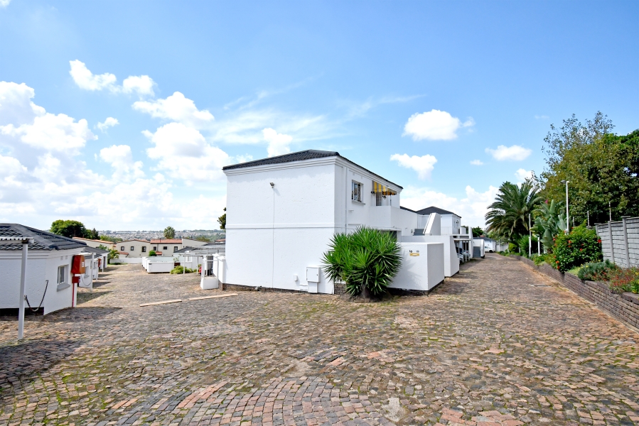 1 Bedroom Property for Sale in Corlett Gardens Gauteng