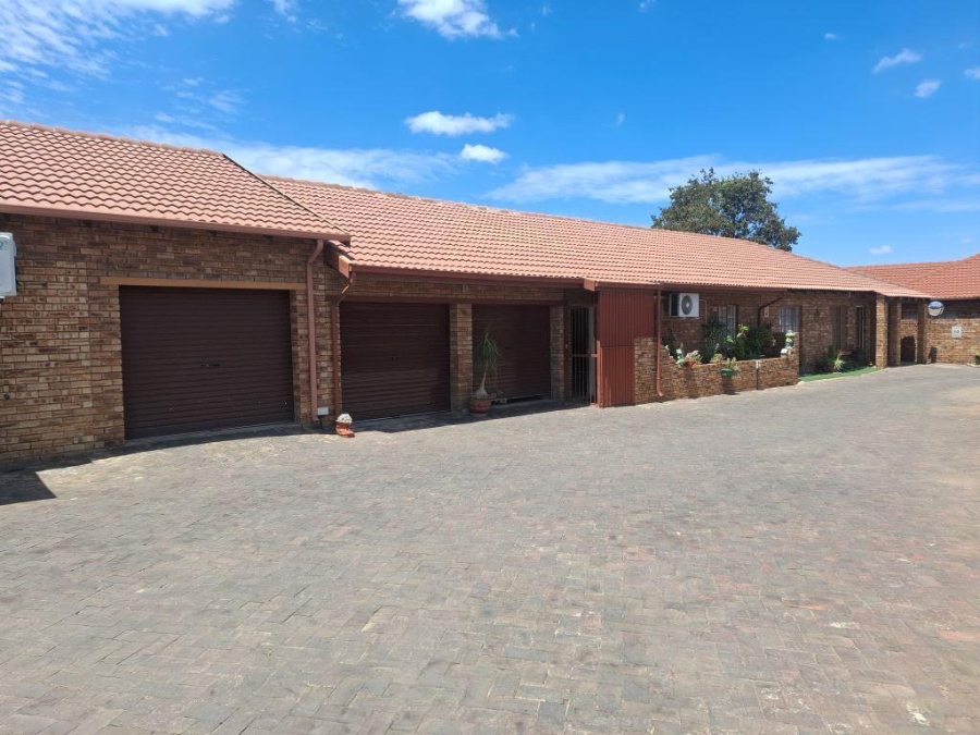 2 Bedroom Property for Sale in Robinpark Gauteng