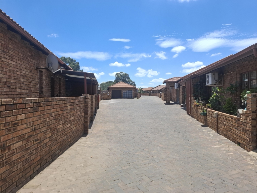 2 Bedroom Property for Sale in Robinpark Gauteng