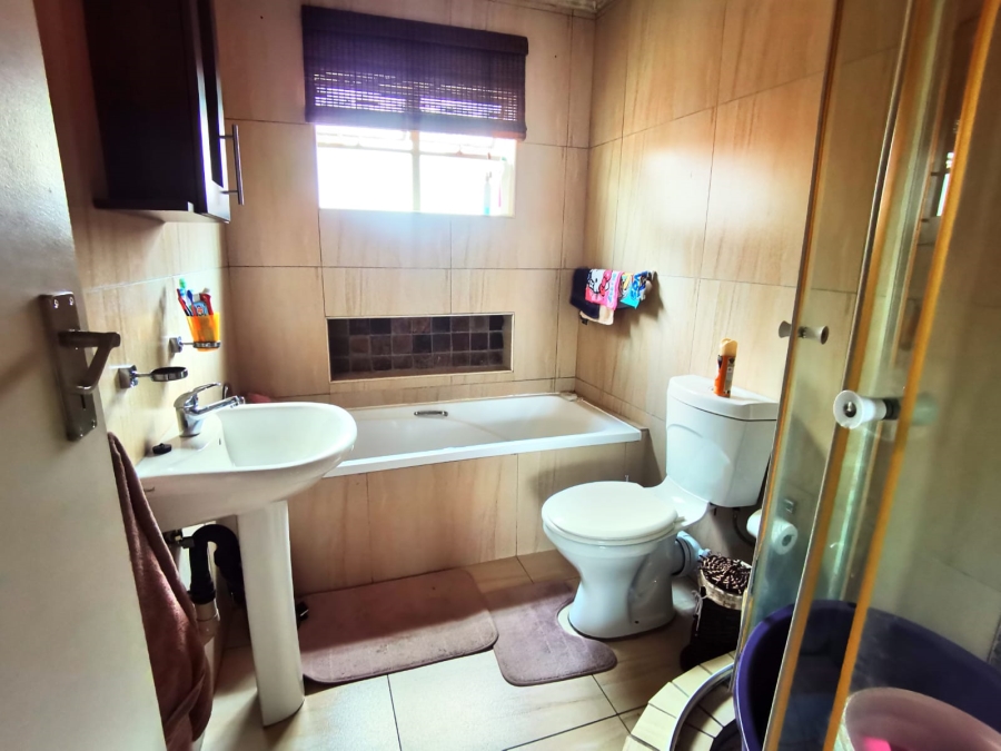 2 Bedroom Property for Sale in Andeon Gauteng