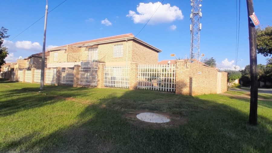 To Let 2 Bedroom Property for Rent in Helikonpark Gauteng