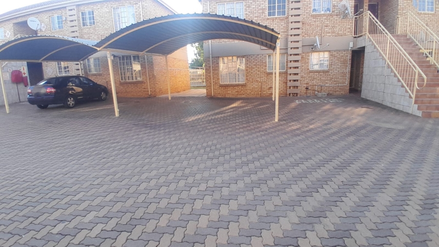 To Let 2 Bedroom Property for Rent in Helikonpark Gauteng