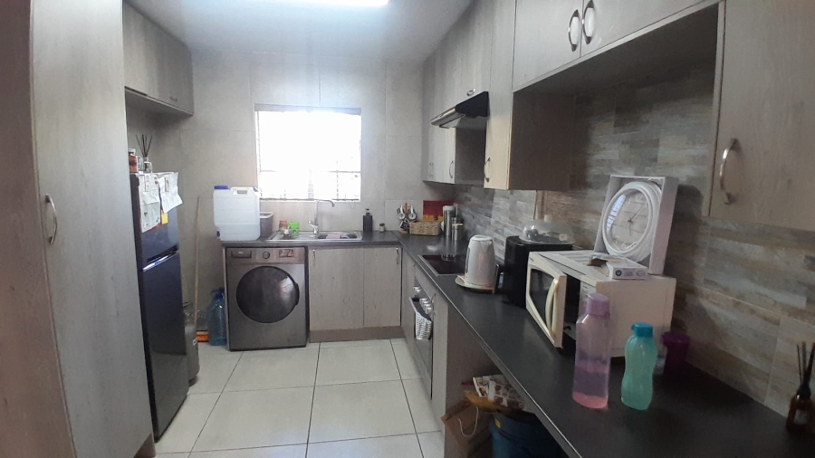 To Let 2 Bedroom Property for Rent in Helikonpark Gauteng