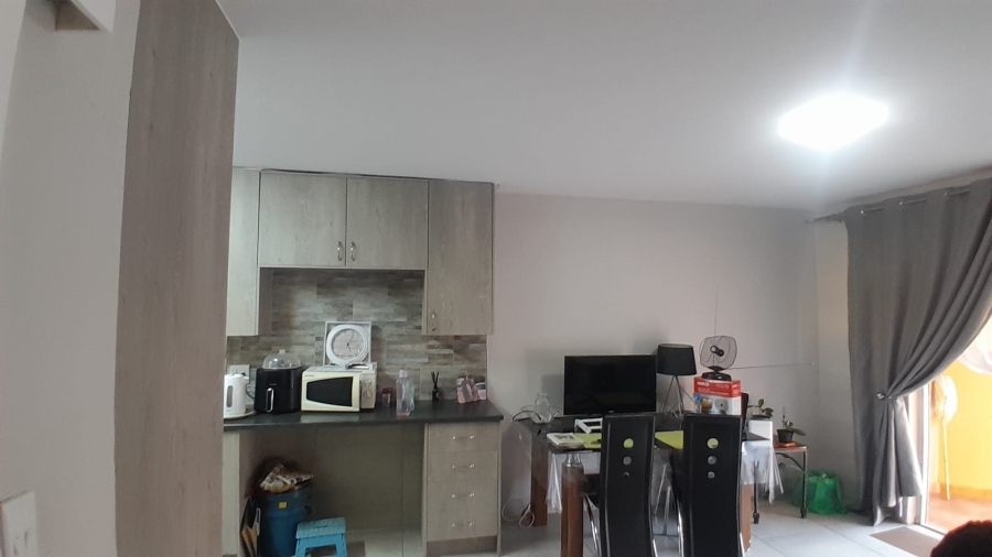 To Let 2 Bedroom Property for Rent in Helikonpark Gauteng