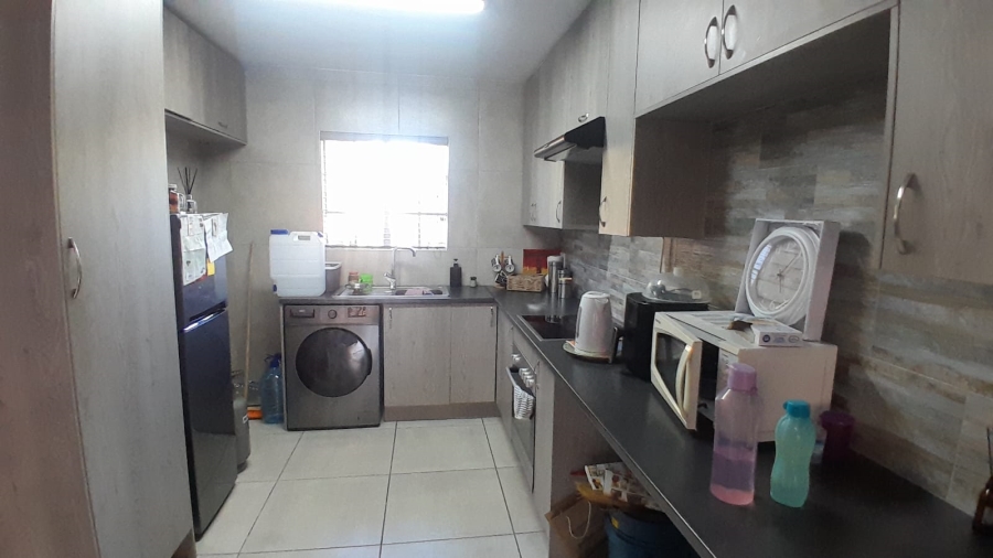 To Let 2 Bedroom Property for Rent in Helikonpark Gauteng