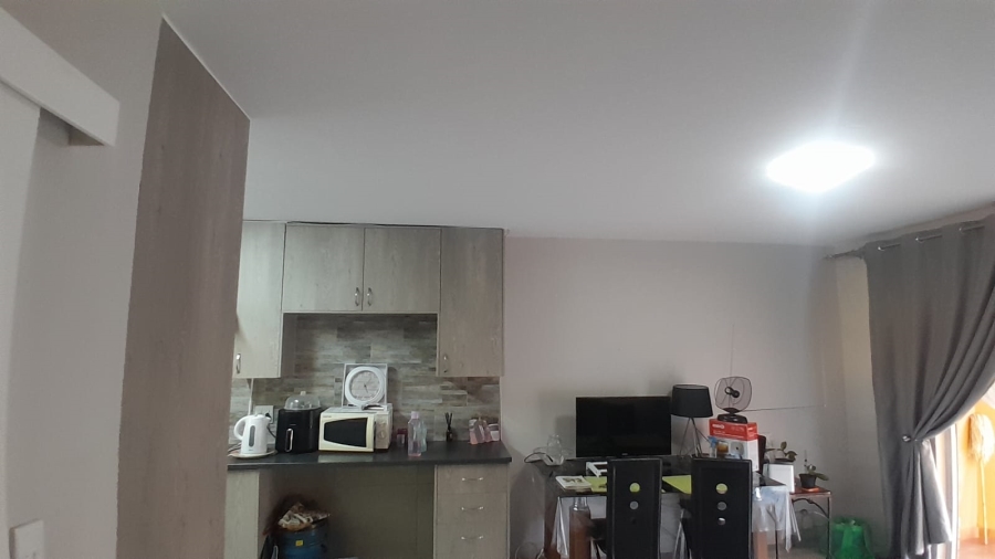 To Let 2 Bedroom Property for Rent in Helikonpark Gauteng