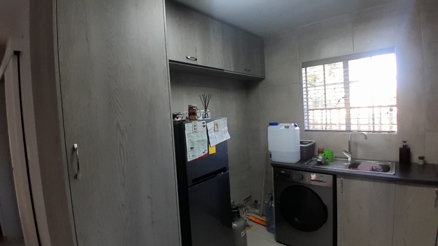 To Let 2 Bedroom Property for Rent in Helikonpark Gauteng