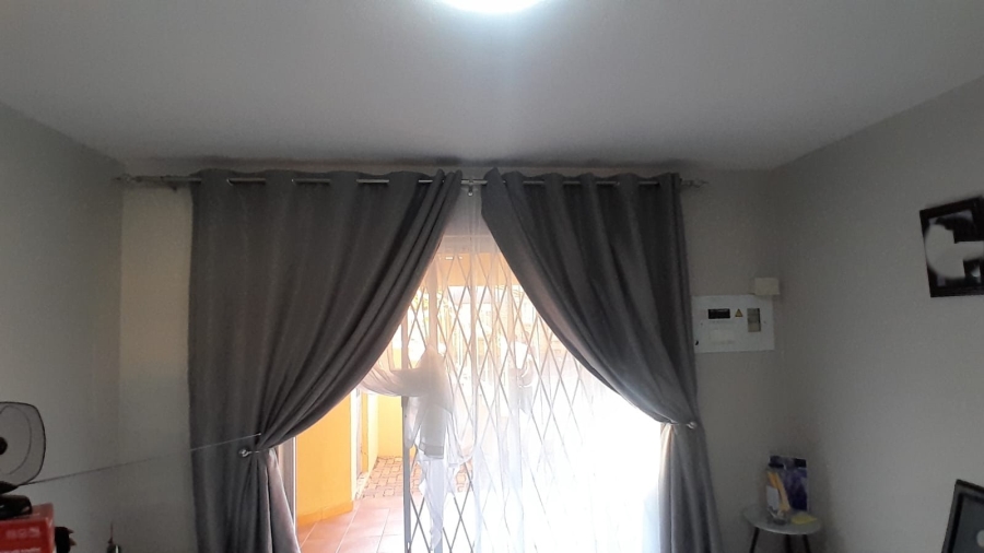 To Let 2 Bedroom Property for Rent in Helikonpark Gauteng