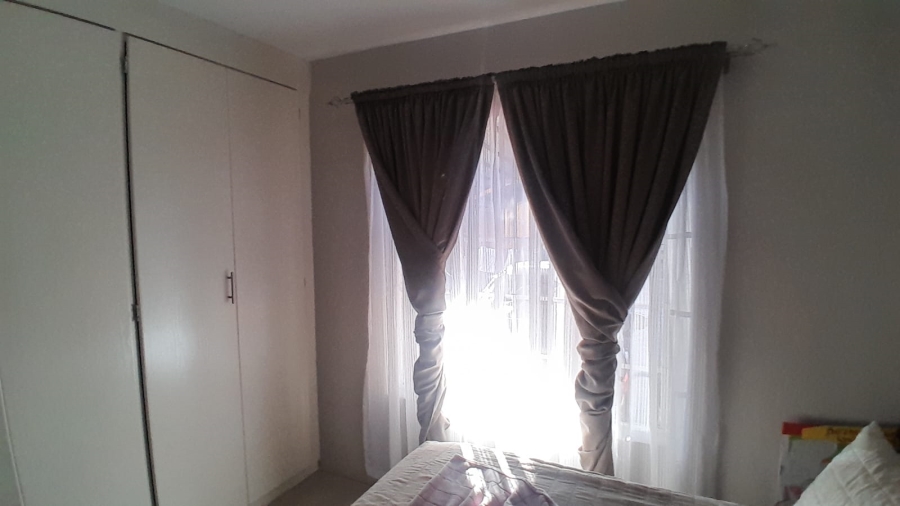 To Let 2 Bedroom Property for Rent in Helikonpark Gauteng