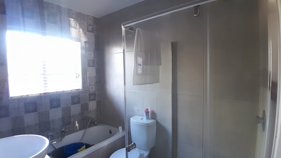 To Let 2 Bedroom Property for Rent in Helikonpark Gauteng