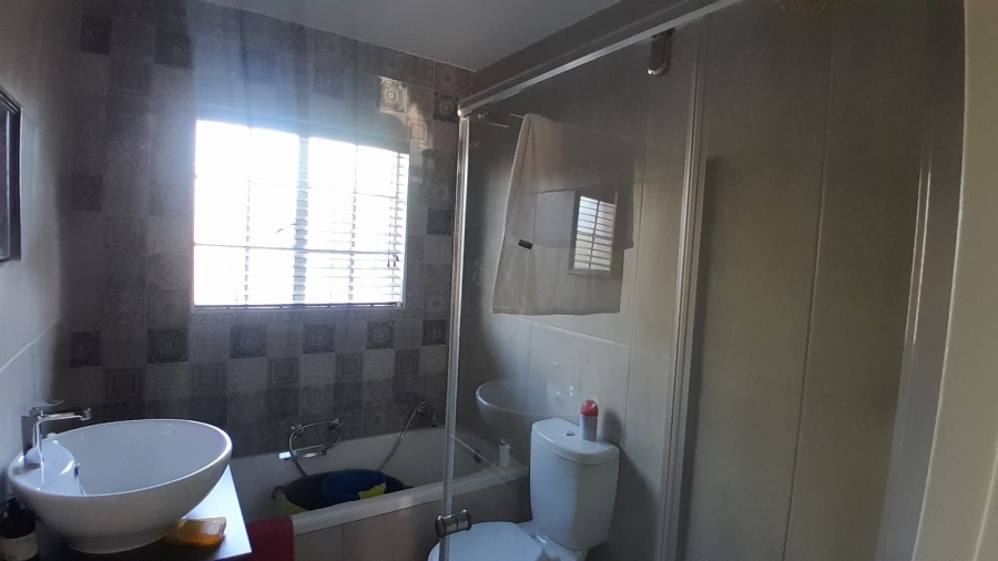 To Let 2 Bedroom Property for Rent in Helikonpark Gauteng