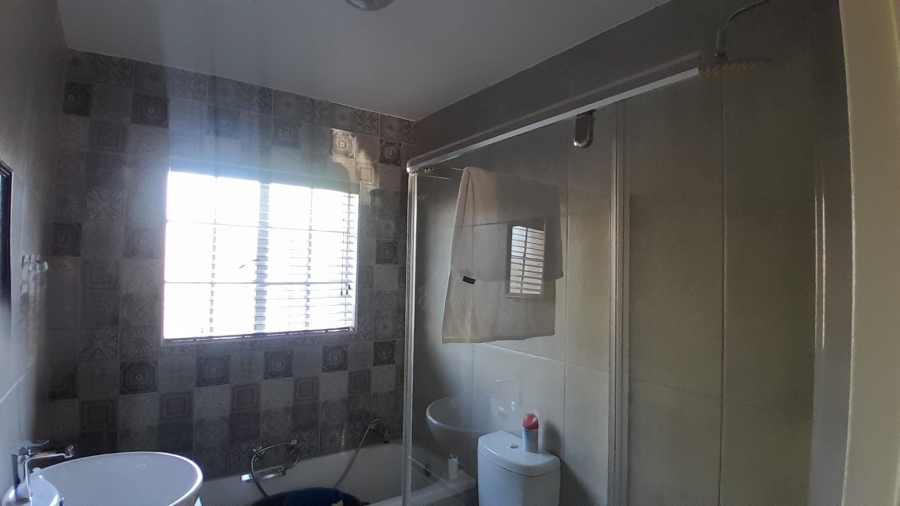 To Let 2 Bedroom Property for Rent in Helikonpark Gauteng