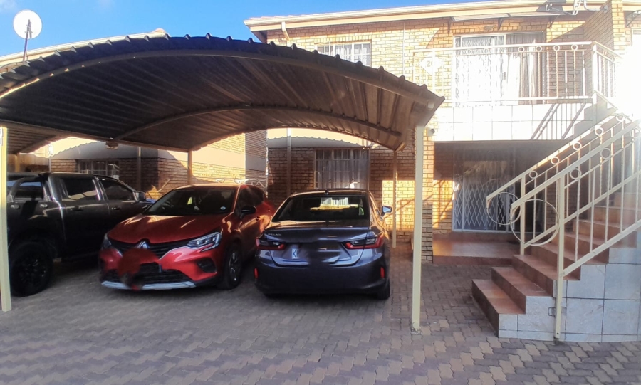 To Let 2 Bedroom Property for Rent in Helikonpark Gauteng
