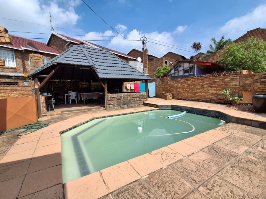 2 Bedroom Property for Sale in Birchleigh Gauteng