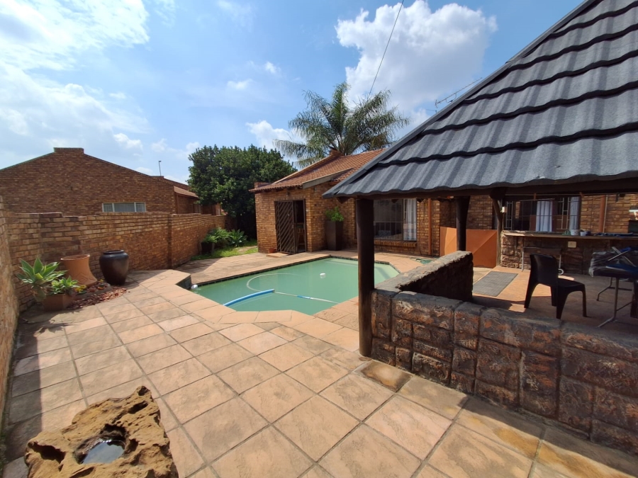 2 Bedroom Property for Sale in Birchleigh Gauteng
