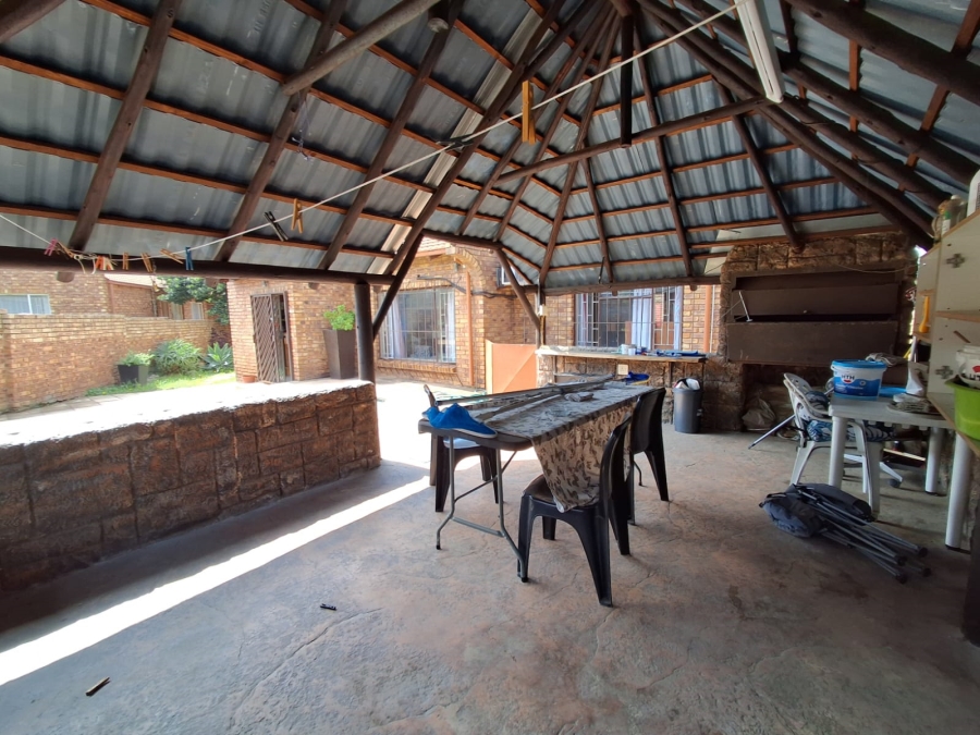 2 Bedroom Property for Sale in Birchleigh Gauteng