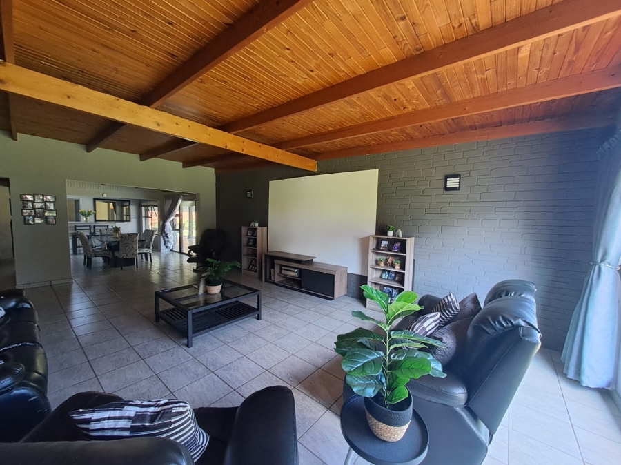 5 Bedroom Property for Sale in Unitas Park Gauteng